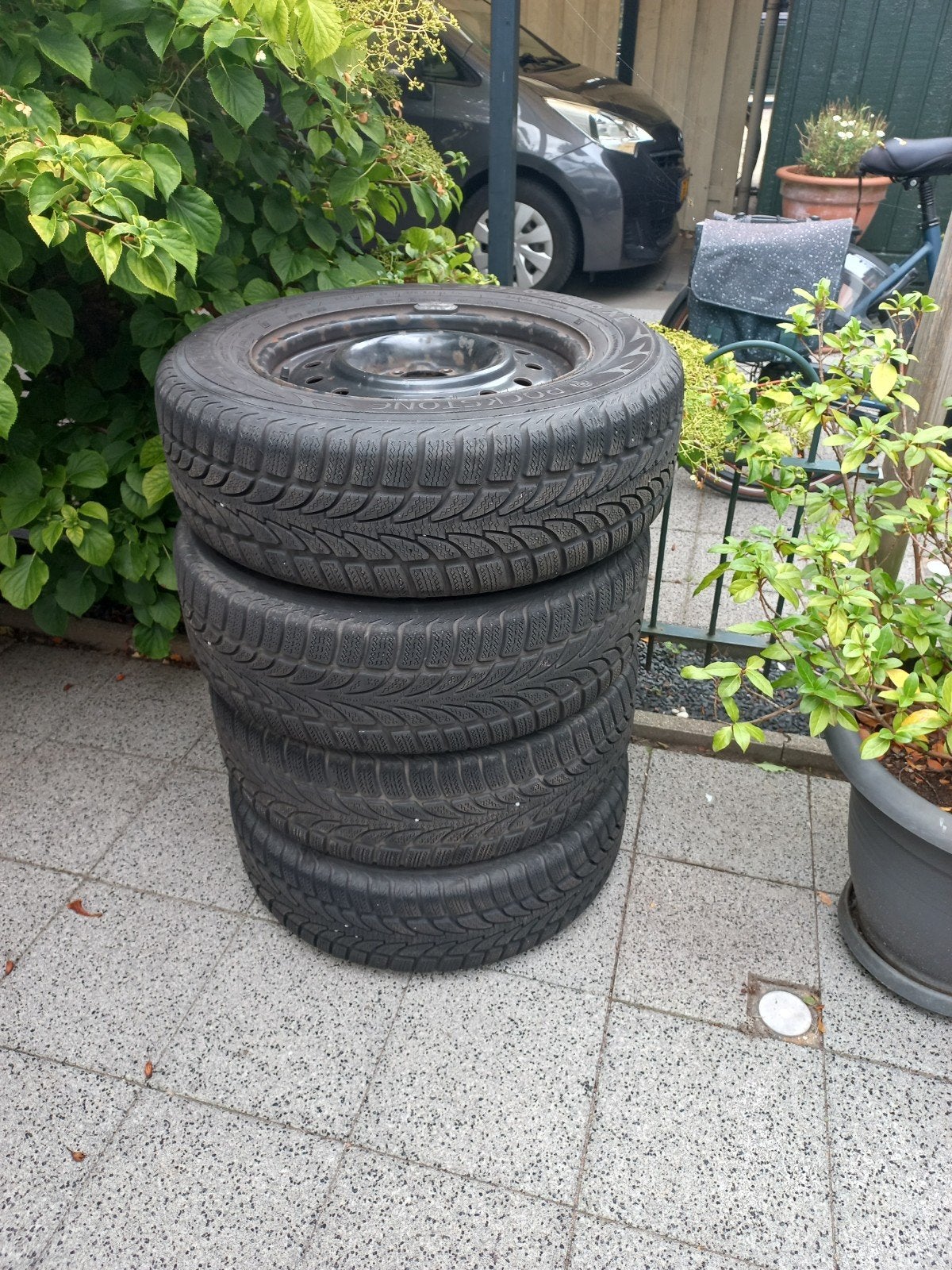 winterbanden Rockstone 215/65  R 16 xl 5 gaats velg, Ophalen, Gebruikt