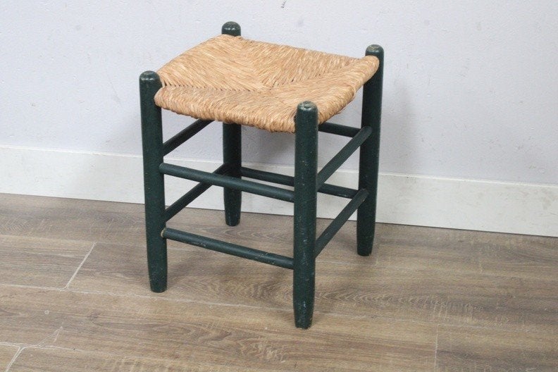 Houten krukje in het groen, Ophalen, Gebruikt, Hout