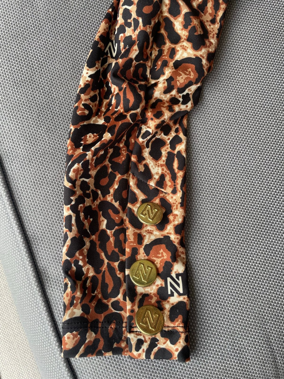 Nikkie jurk met panterprint en gouden knopen, Ophalen of Verzenden, Zo goed als nieuw, Maat 34 (XS) of kleiner, Bruin