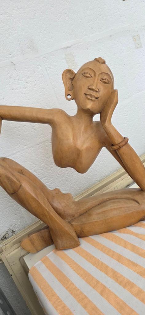 Houten beeld art deco van zittende vrouw - Handgemaakt, Antiek en Kunst, Ophalen of Verzenden, Handgemaakt, 20 - 50 cm, Beeld
