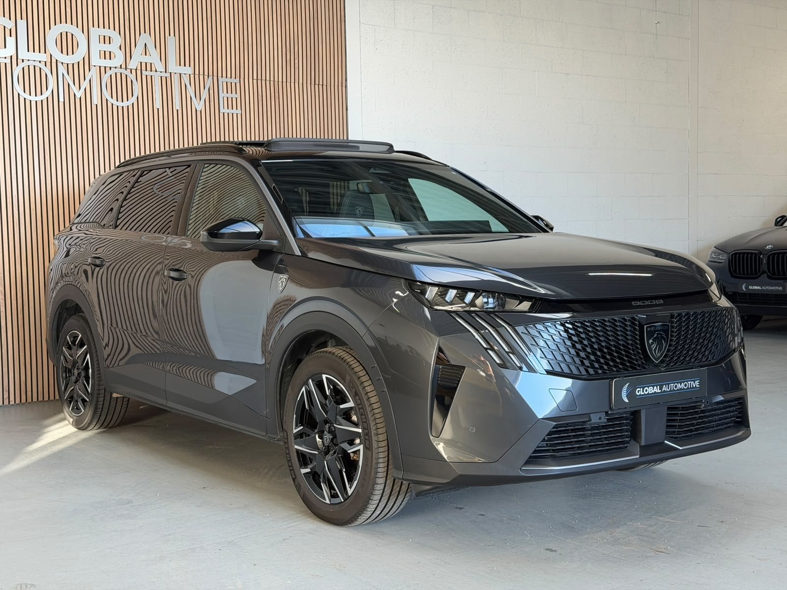 Peugeot 5008 1.2 Hybrid 145 GT 7p - PANORAMADAK - 19 INCH -, Auto's, 145 pk, Gebruikt, Zwart, 1199 cc