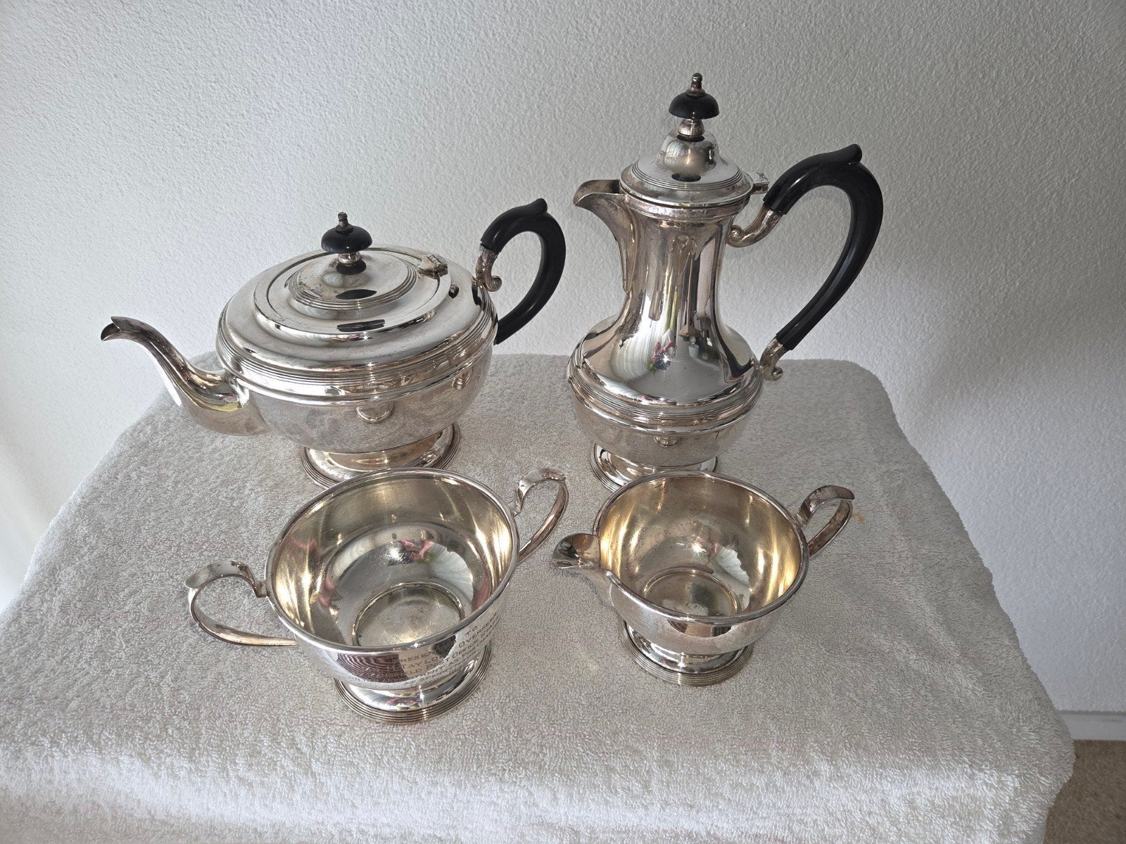 Verzilverd Engels koffie/theeservies met inscriptie 1947, Ophalen of Verzenden
