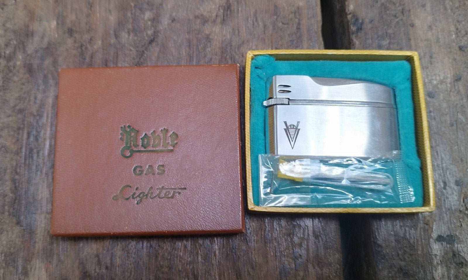Vintage Noble Gas Aansteker - Zo goed als nieuw in doos, Ophalen of Verzenden, Zo goed als nieuw, Aansteker