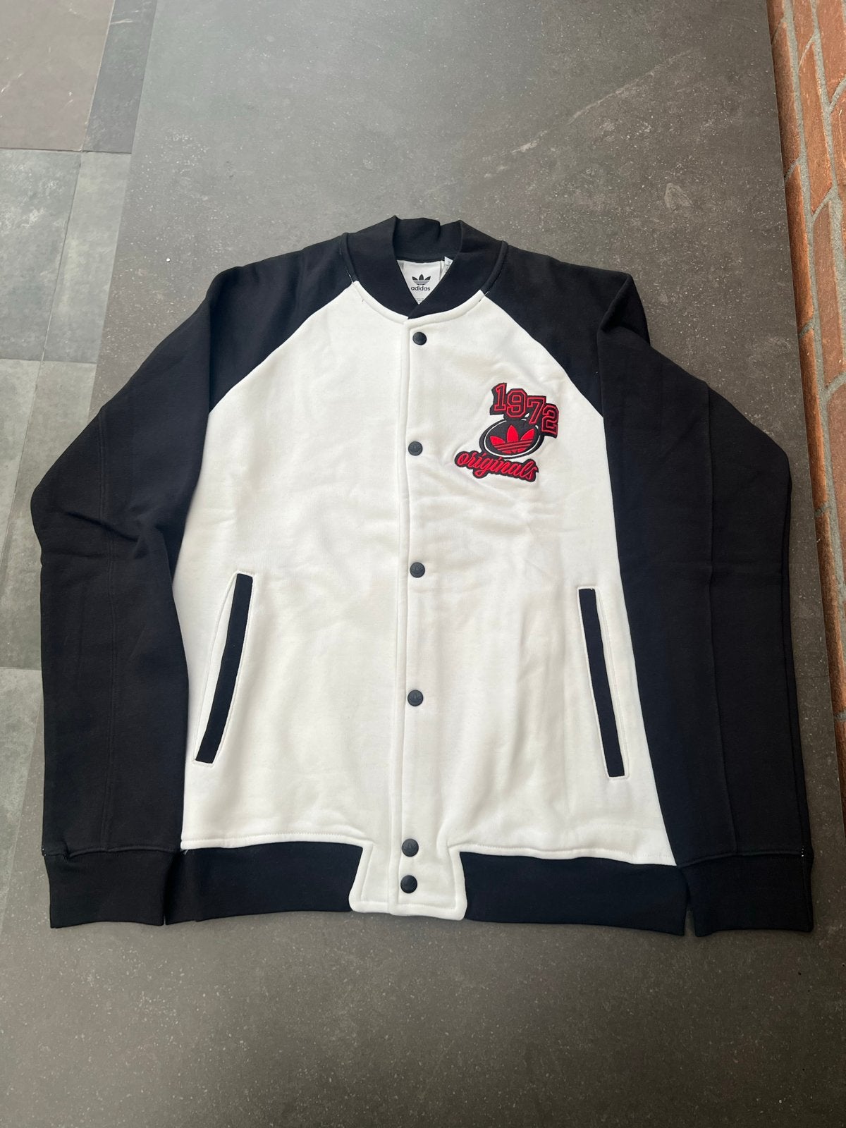 Adidas Originals Varsity Jacket Zwart/Wit - Maat M, Ophalen of Verzenden, Nieuw, Maat 48/50 (M), Zwart