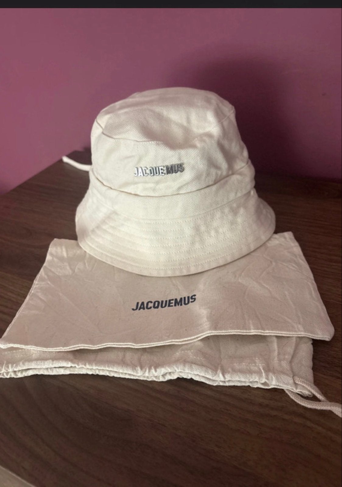 Jacquemus bucket hat - Crème, Kleding | Dames, Hoeden en Petten, Ophalen of Verzenden, Zo goed als nieuw, 56 of 57 cm (M, 7 of 7⅛ inch)