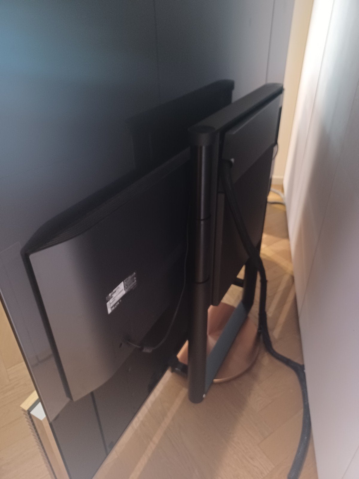 Foto 5 van B&O Harmony 77 OLED TV, Oak Aluminium covers en Motorstand