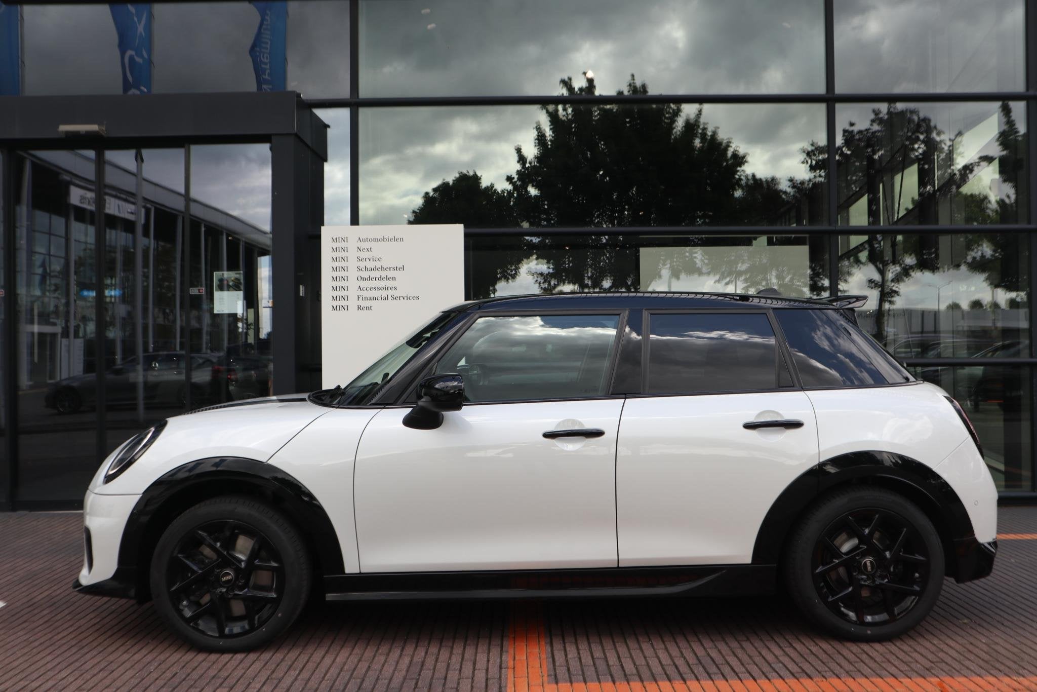 MINI Cooper C John Cooper Works M | Panorama Dak | Premium S, Stof, 156 pk, Wit, Bedrijf