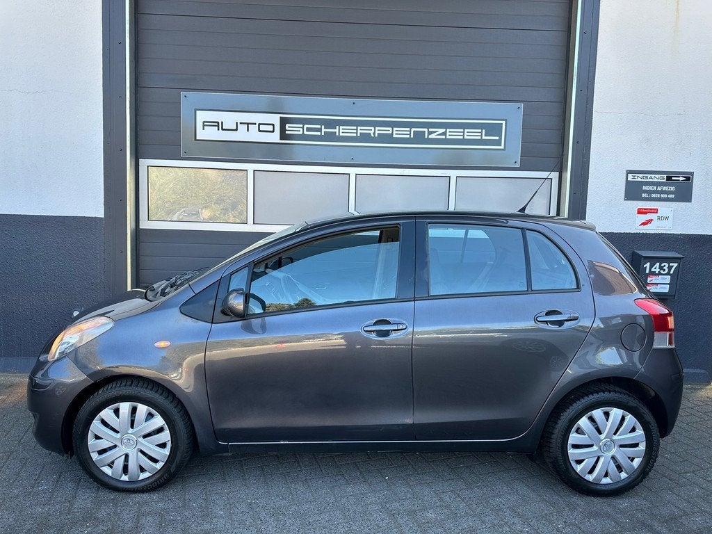 Toyota Yaris 1.3 VVT-i Executive I AIRCO I 4-DEURS I ZUINIG, Auto's, Toyota, Voorwielaandrijving, Stof, Gebruikt, 4 cilinders
