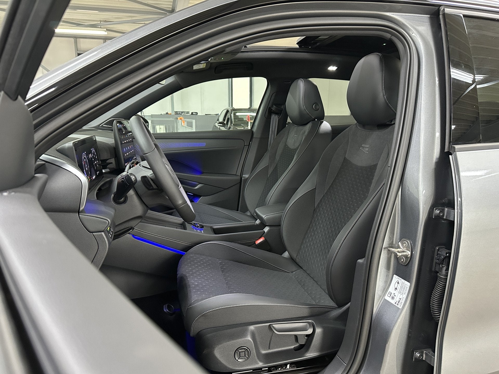 Volkswagen T-Roc 1.5 eTsi R-Line First Edition | H&K | Trekh, Auto's, Zwart, 4 cilinders, Leder en Stof, Bedrijf