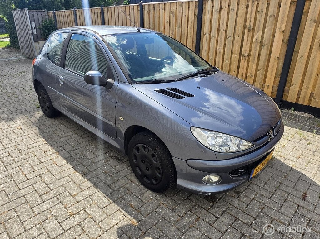 Peugeot 206 1.4 Nieuwe apk Airco, Auto's, Peugeot, Voorwielaandrijving, Stof, 31 €/maand, 4 cilinders