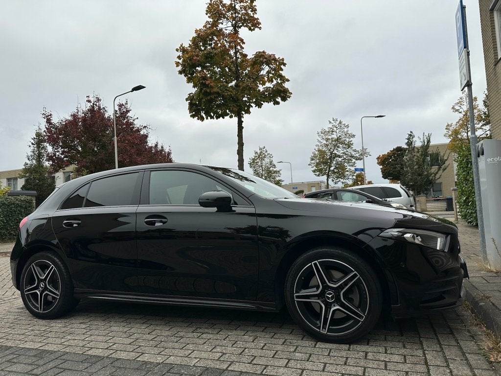 Mercedes-Benz A-Klasse A 250 e 218pk 8G-DCT 2021 Zwart, Auto's, Mercedes-Benz, Bluetooth, 4 cilinders, 160 pk, Leder en Stof