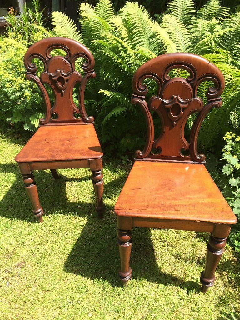 Een paar Engelse mahoniehouten hall chairs., Antiek en Kunst, Antiek | Meubels | Stoelen en Banken, Ophalen