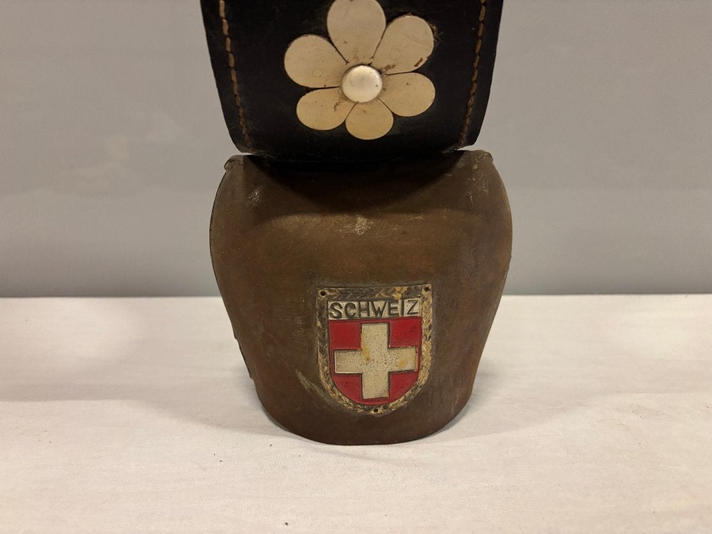 Zwitserse koebel met leren band, edelweiss en beer, Ophalen of Verzenden