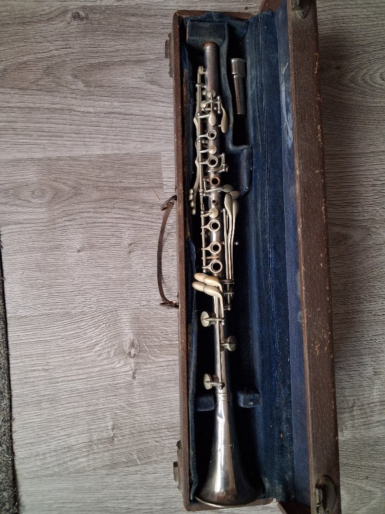 Metalen klarinet, Muziek en Instrumenten, Blaasinstrumenten | Klarinetten, Ophalen of Verzenden, Gebruikt, Metaal, Bes-klarinet