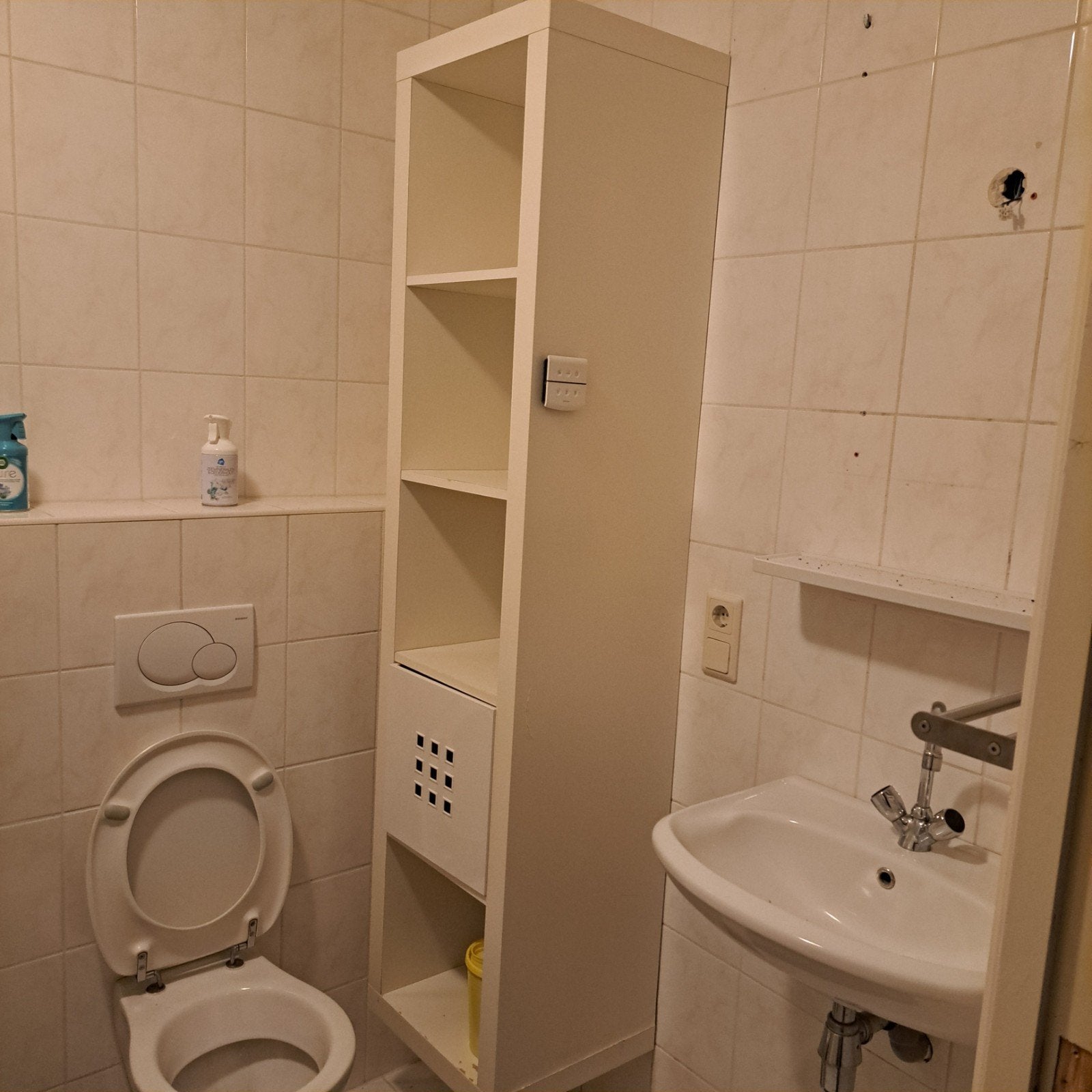 IKEA badkamerkast met mandje, Huis en Inrichting, Badkamer | Badkamermeubels, Ophalen, (Half)hoge kast, Minder dan 50 cm, Gebruikt