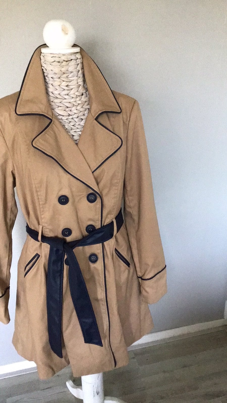 Nieuwe jas trenchcoat maat 44, Ophalen of Verzenden, Zo goed als nieuw
