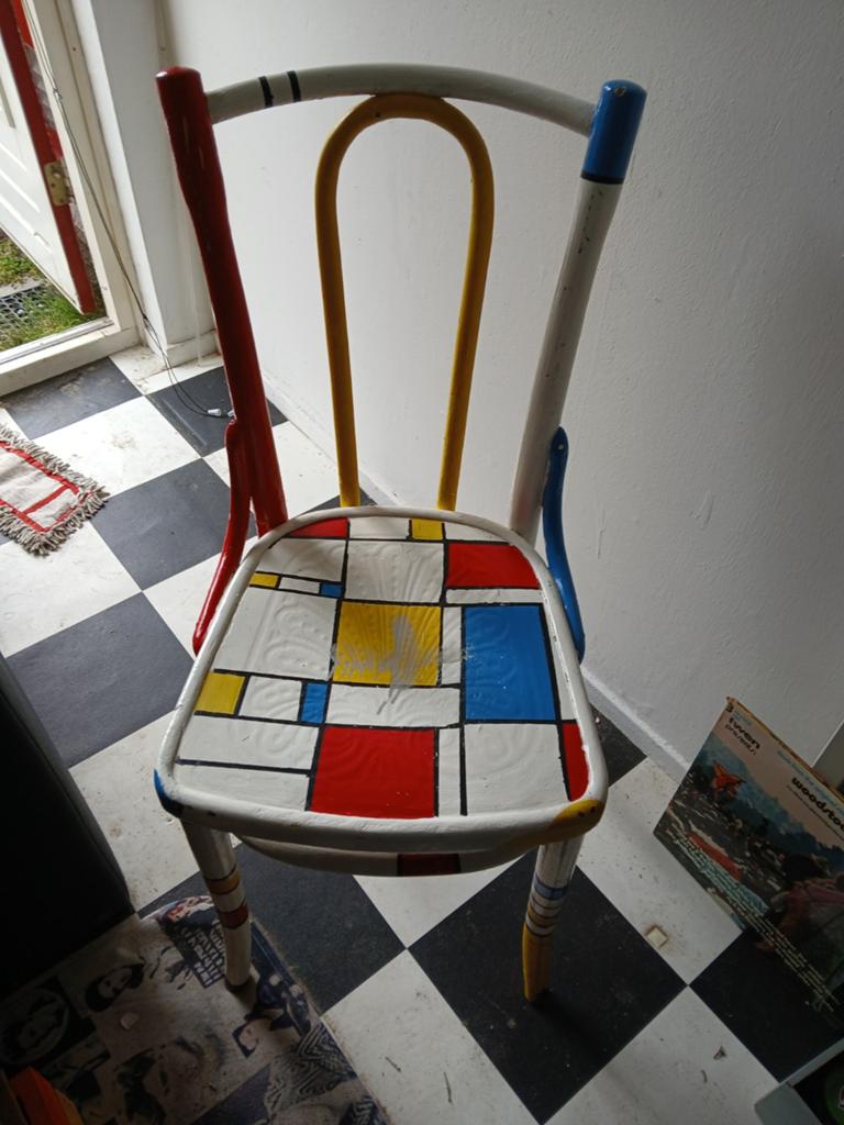 Unieke Mondriaan-stijl stoel, Huis en Inrichting, Stoelen, Gebruikt, Overige kleuren, Ophalen of Verzenden, Hout