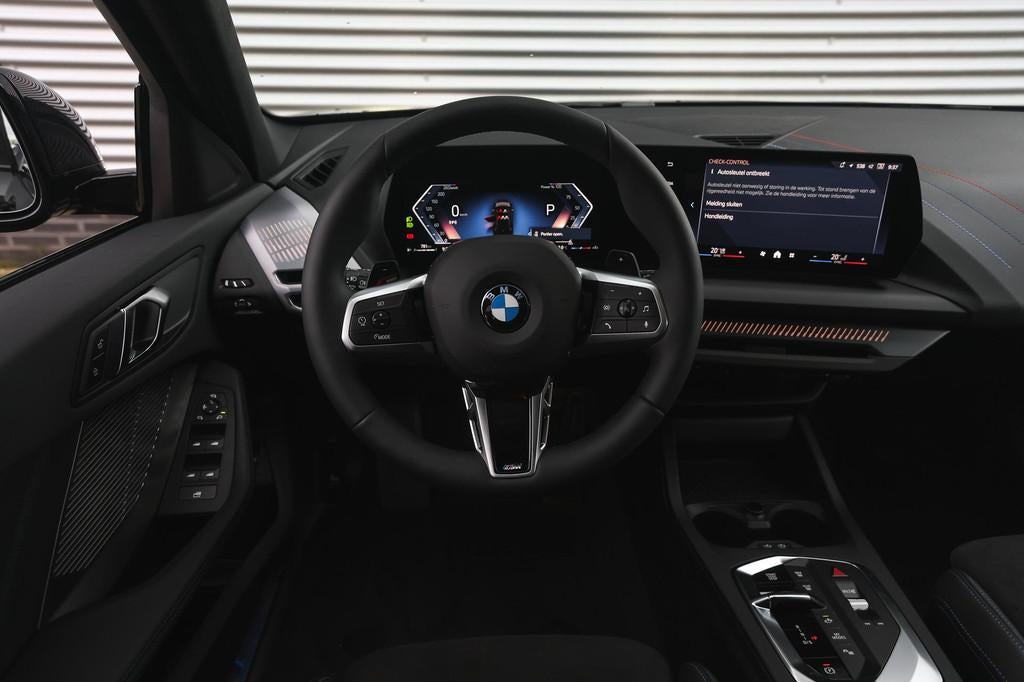 BMW 1 Serie 120 M Sport Automaat / Sportstoelen / Achteruitr, Zwart, 156 pk, LED verlichting, Zwart