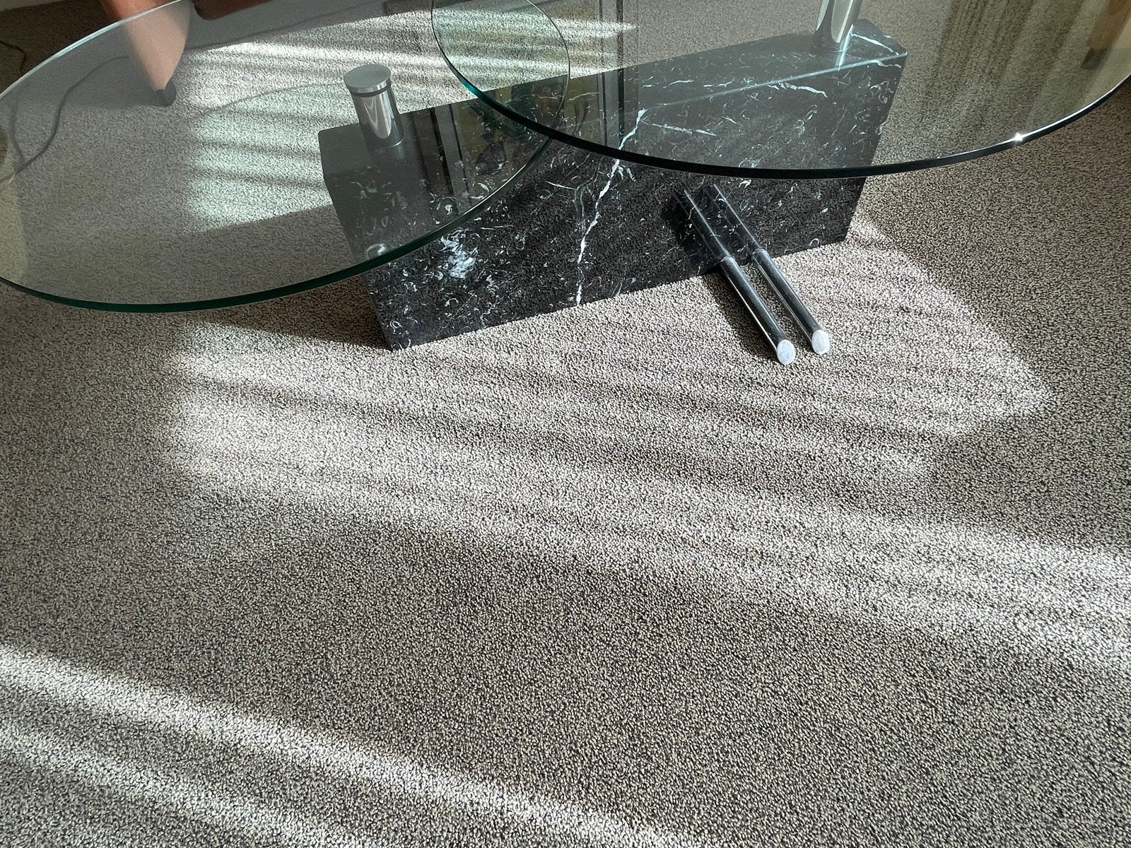 Glazen salontafel met marmeren onderstel, Huis en Inrichting, Ophalen, Gebruikt, 100 tot 150 cm, 50 tot 100 cm