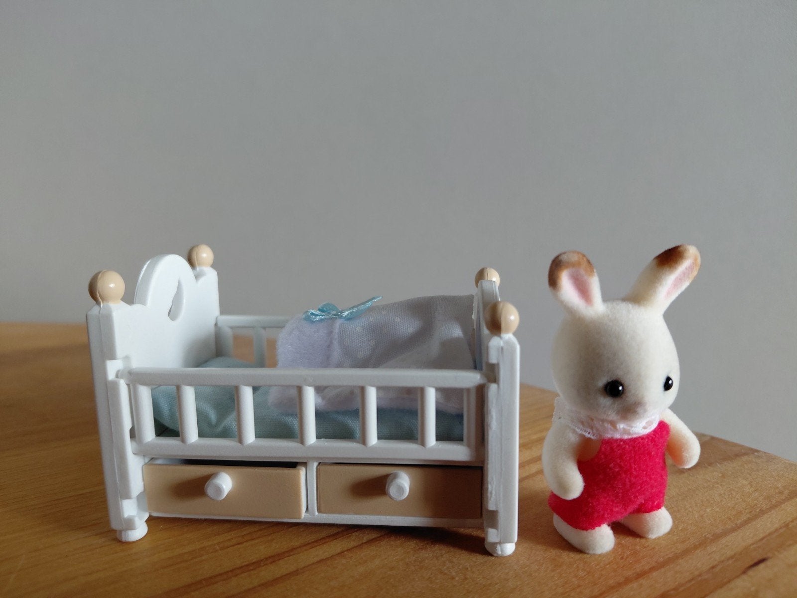 Sylvanian Families babykonijn/babybed met laatjes compleet, Ophalen of Verzenden, Zo goed als nieuw, Poppenhuis