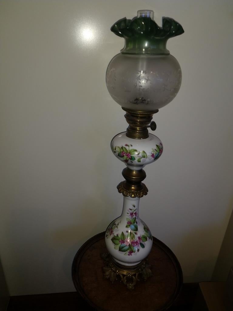 Antieke olielamp met bloemmotief en groene kap, Antiek en Kunst, Antiek | Lampen, Ophalen of Verzenden