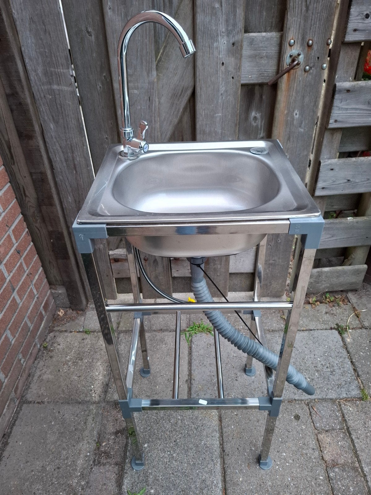 Noodkeuken met spoelbak, wateraansluiting en afvoer, 1 kruk, Ophalen, 60 tot 90 cm