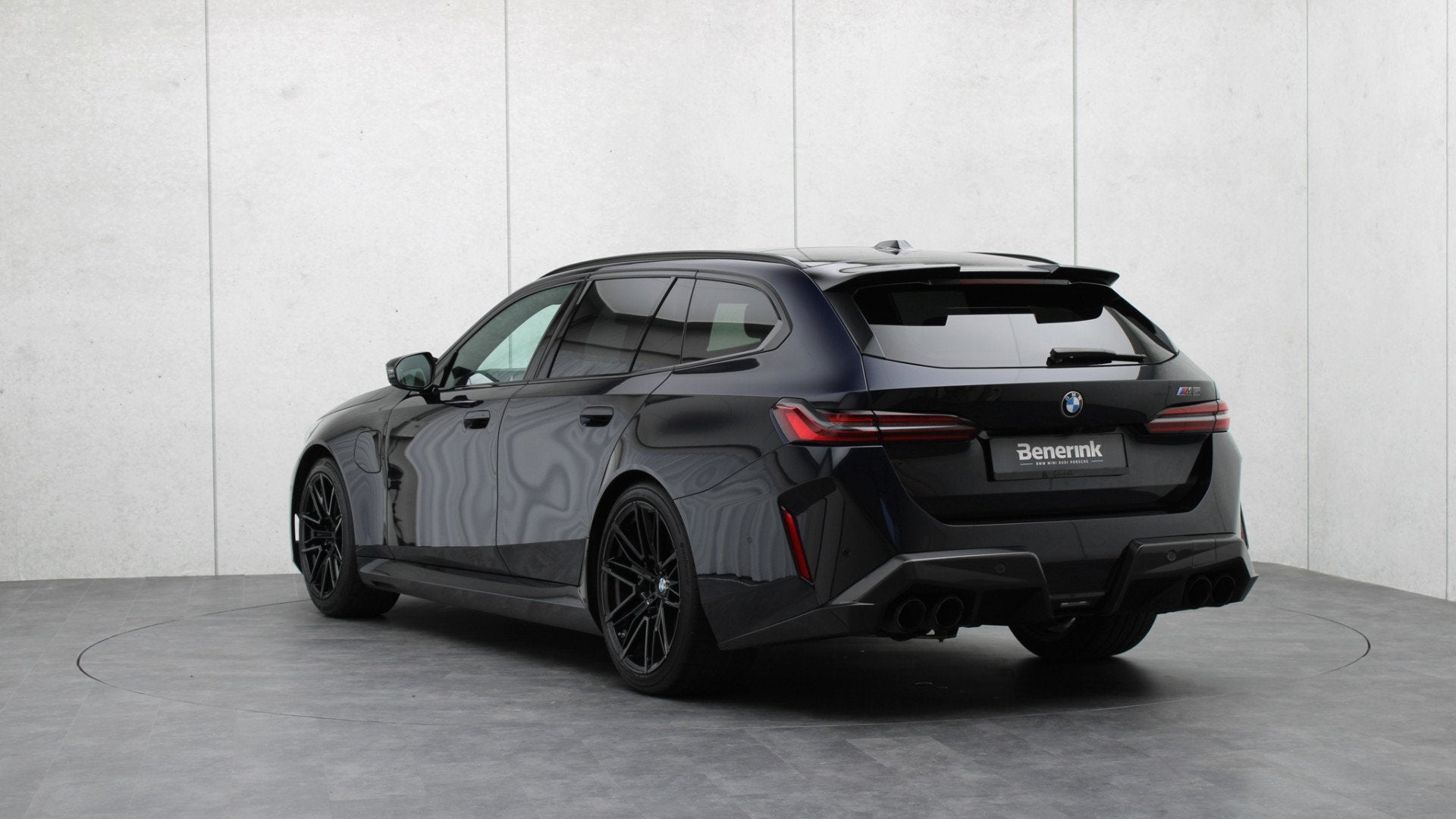 BMW M5 Touring | M Drivers Package | Akrapovic | Stoelventil, 12 maanden, Gebruikt, 4395 cc, Zwart