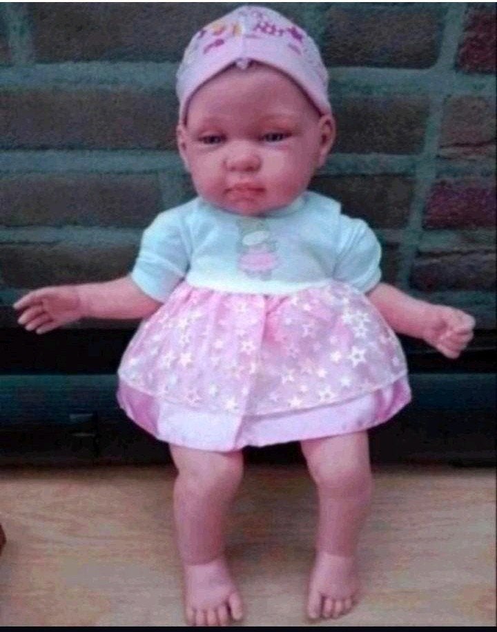 Schattige babypop met roze jurk M.Llorens pop met geluid, Ophalen, Zo goed als nieuw, Pop