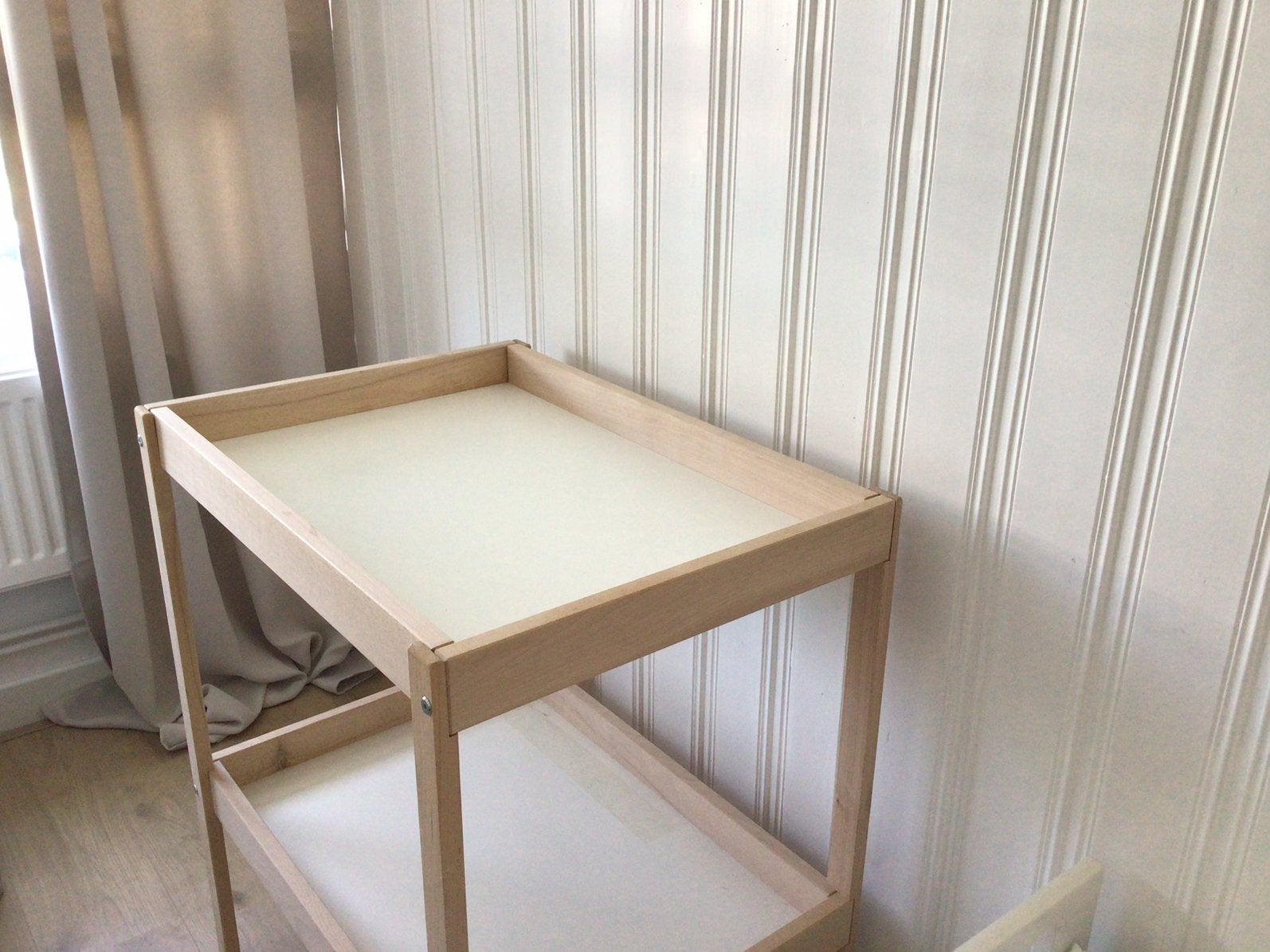 Ikea comode sniglar, Huis en Inrichting, Tafels | Bijzettafels, Ophalen, Zo goed als nieuw, 75 cm of meer, 60 cm of meer
