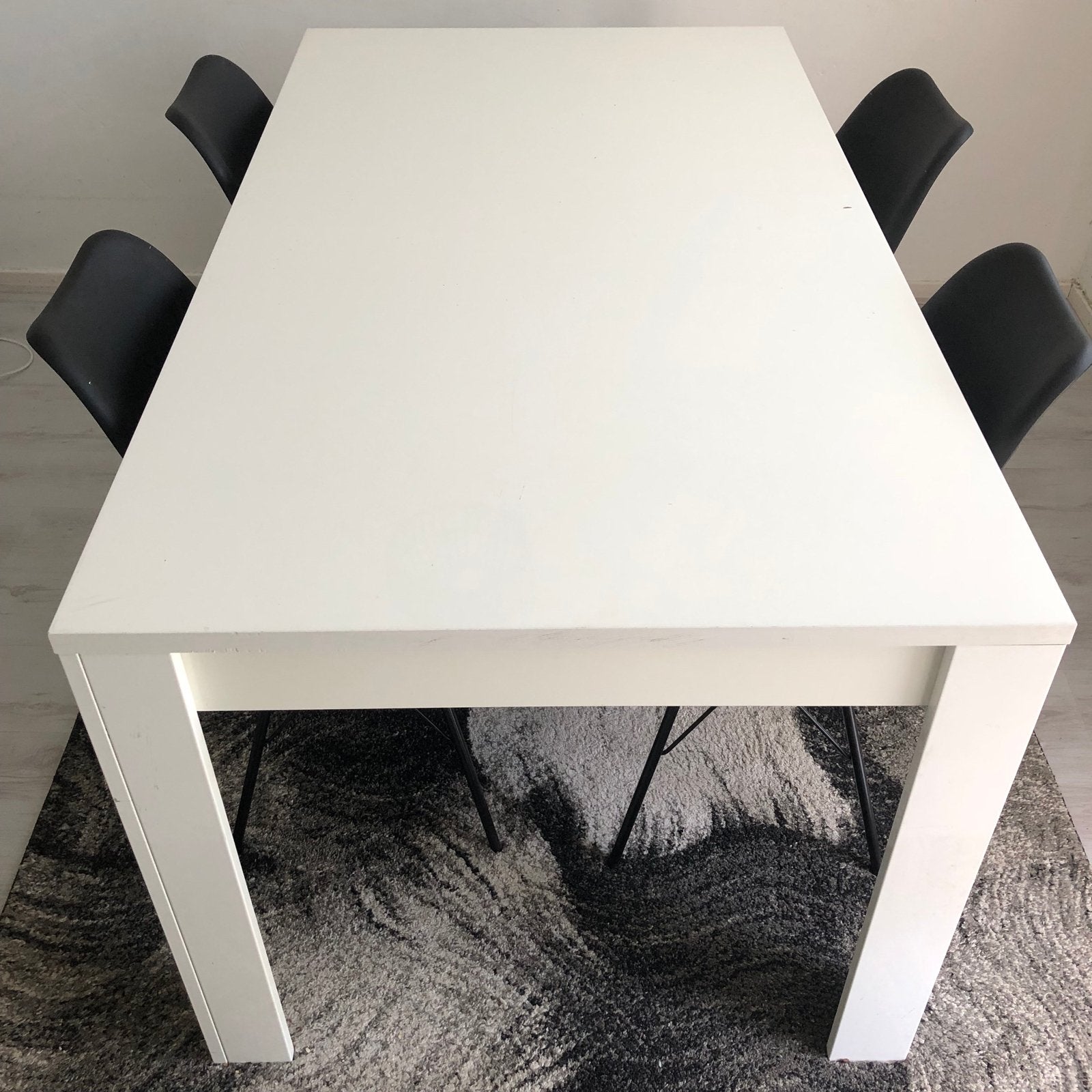 Gratis af te halen: Witte eettafel met 4 stoelen+tv kast, Huis en Inrichting, Tafels | Eettafels, Ophalen, Gebruikt, 100 tot 150 cm