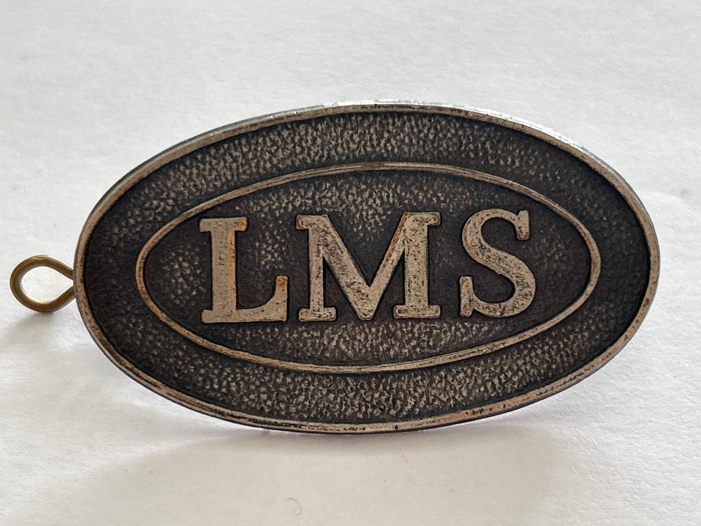 Vintage zilveren metalen LMS Railway petbadge, Verzamelen, Verzenden, Zo goed als nieuw, Trein, Overige typen