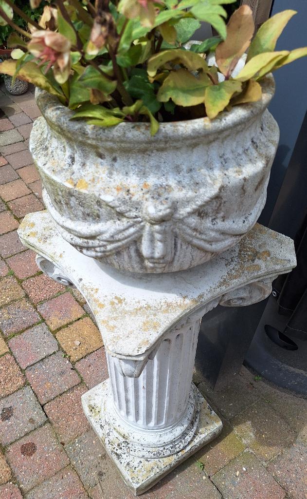 Brocante Tuinvaas met sokkel - pilaar, Ophalen, Gebruikt