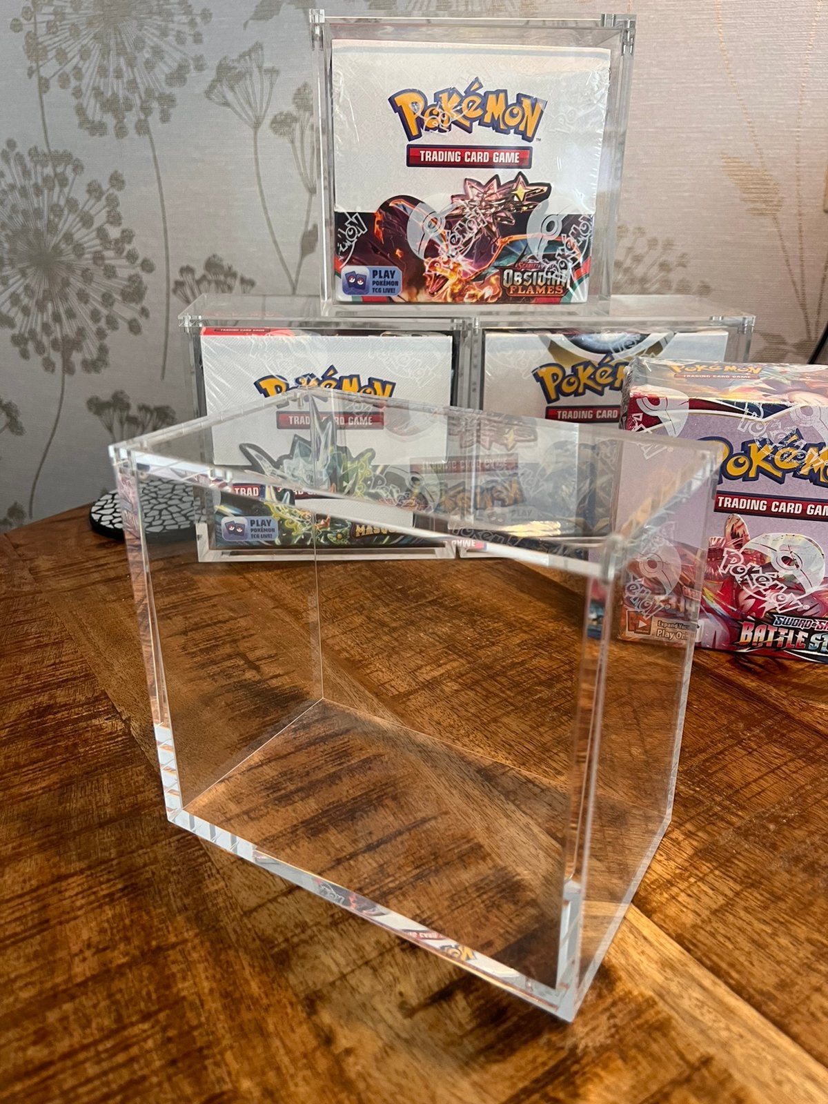 Pokemon TCG - Booster Box Acryl Case, Ophalen of Verzenden, Nieuw, Overige typen, Foil