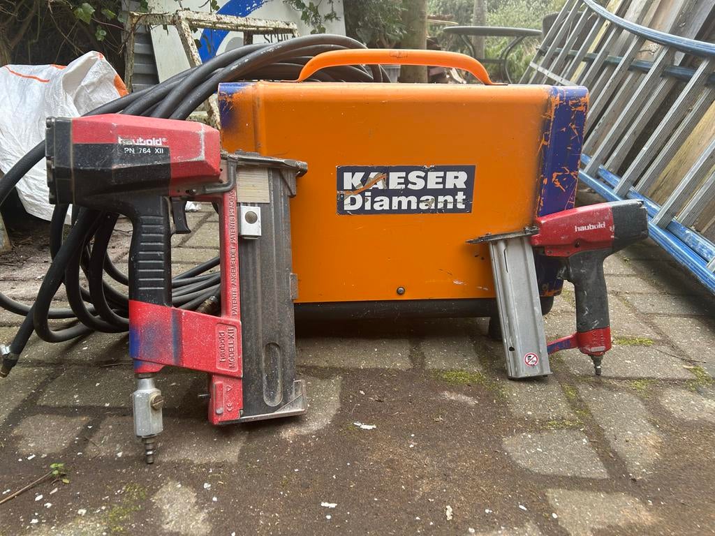 Haubold Luchthamer PN 764 & Brads + Kaeser Compressor, Doe-het-zelf en Verbouw, Gereedschap | Handgereedschap, Ophalen, Gebruikt