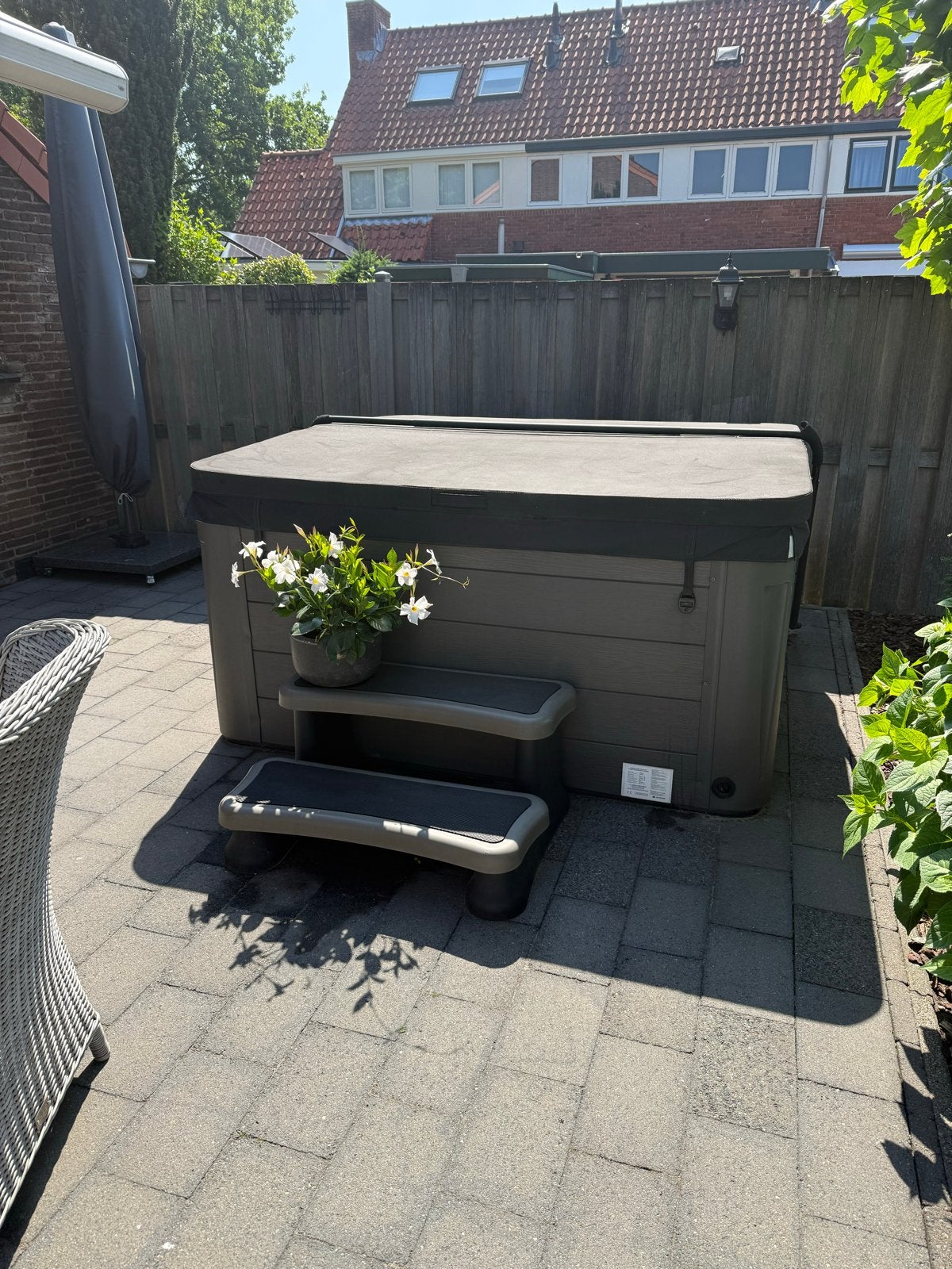 Zo goed als nieuwe jacuzzi voor 5 personen met ligplaats, Ophalen, 200 tot 300 cm, Vierkant, Zo goed als nieuw