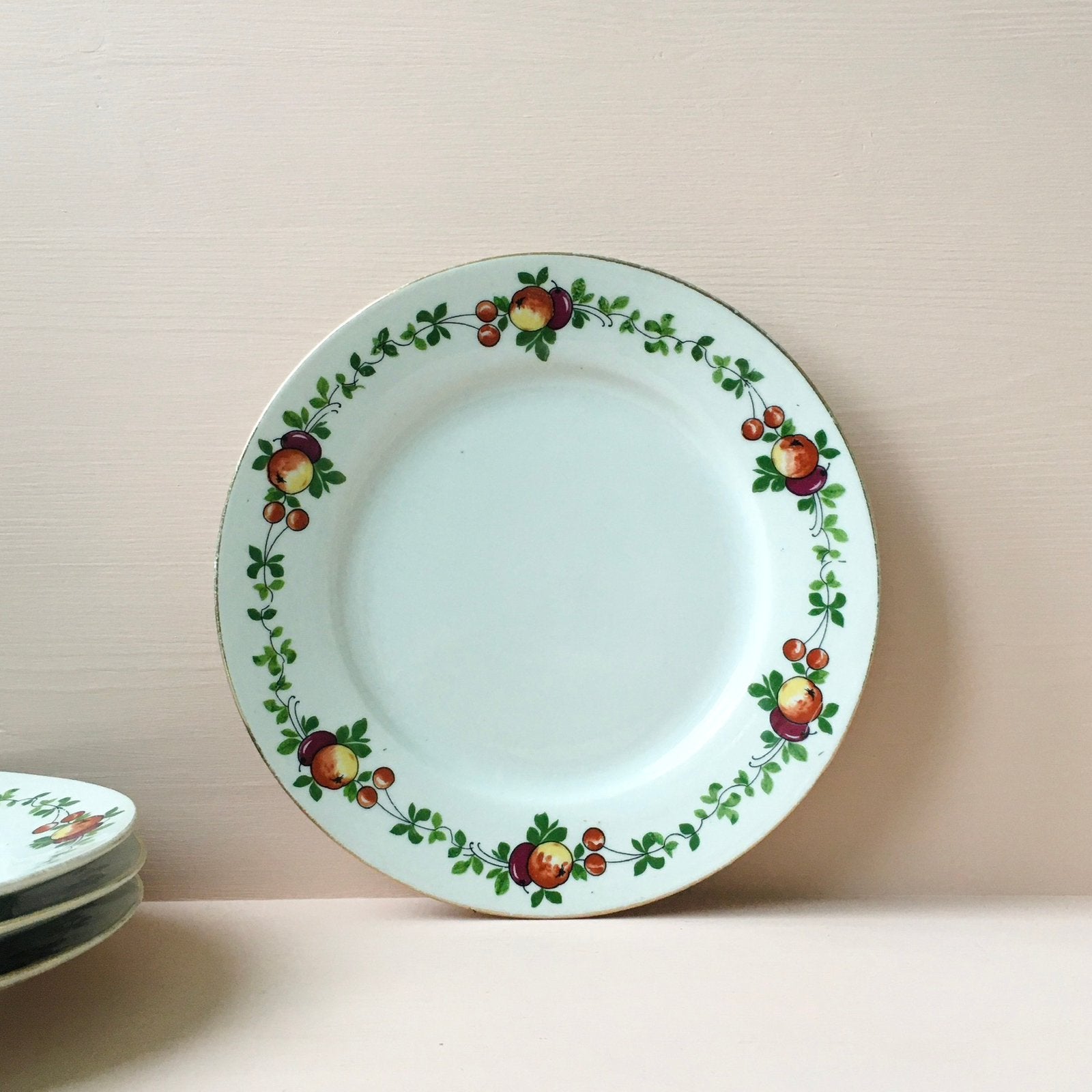 4 Franse vintage bordjes met appeltjes, kersen en pruimen, Ophalen of Verzenden, Zo goed als nieuw, Overige stijlen, Bord(en)