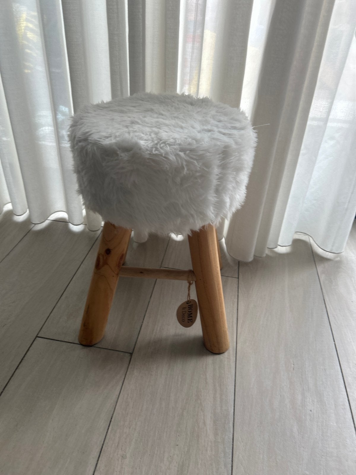 wit krukje met pluizige zitting en houten poten, Ophalen of Verzenden, Nieuw, Hout