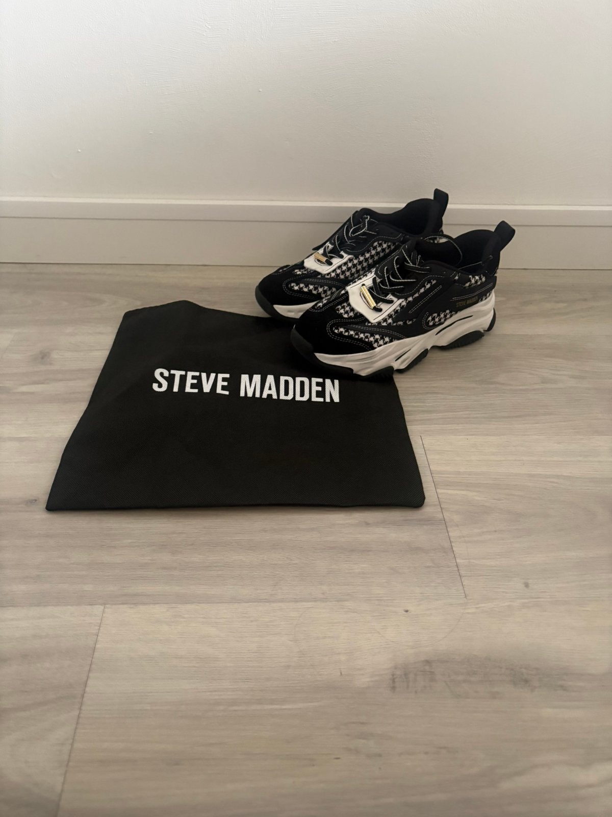 Steve Madden Possession Black Plaid mt 40, Kleding | Dames, Schoenen, Zwart, Ophalen of Verzenden, Sneakers of Gympen, Zo goed als nieuw