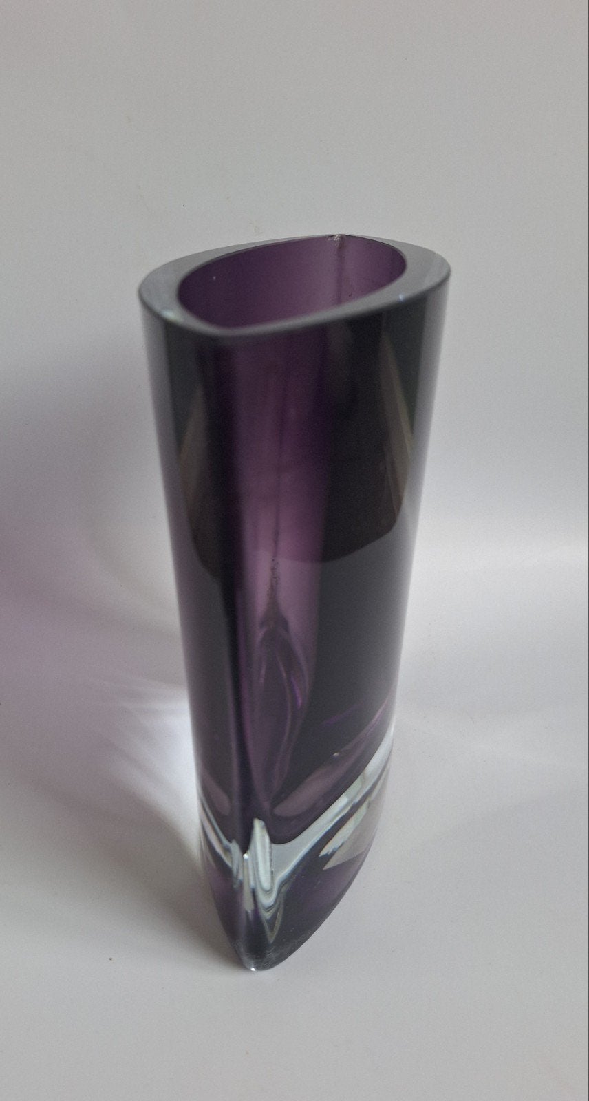Paarse vaas Krosno glas;
18 x 17 x 7,5 cm
1760 gram, Antiek en Kunst, Ophalen of Verzenden