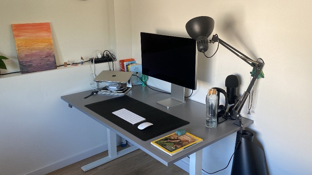 IKEA RODULF Desk sit/stand 140x80 cm grey/white + Ergo chair, Huis en Inrichting, Ophalen, Zit-sta bureau, Elektrisch, Zo goed als nieuw