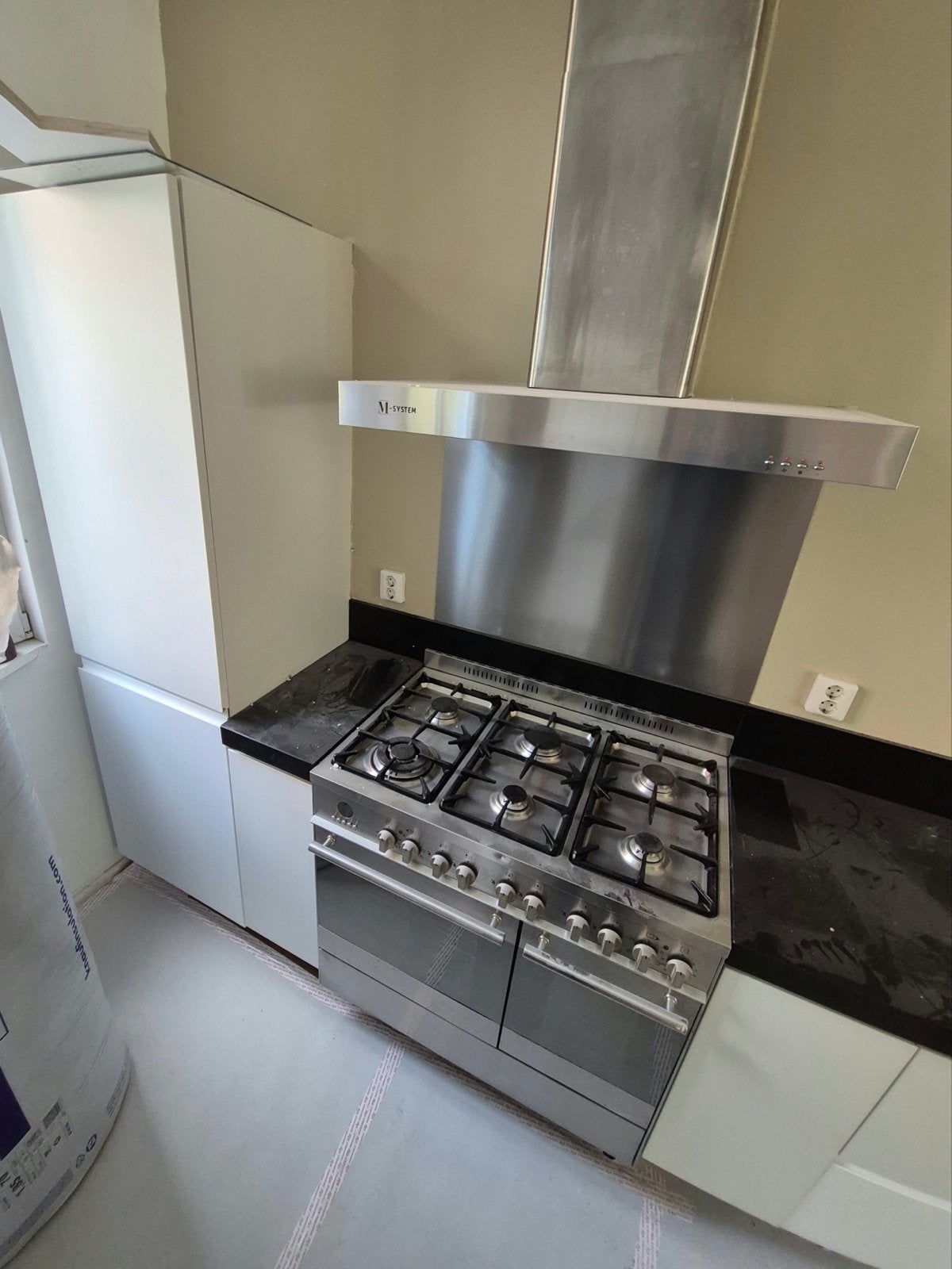 Fornuis 6 pit met oven en afzuigkap, spatplaat gedemonteerd, Witgoed en Apparatuur, Ophalen, Zo goed als nieuw, Vrijstaand, Wandschouwkap