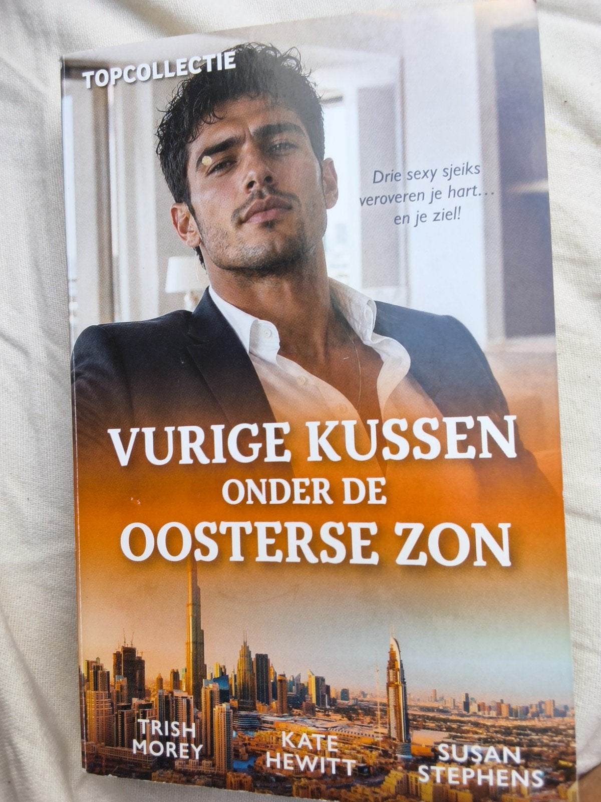 Vurige Kussen Onder de Oosterse Zon - Topcollectie, Ophalen of Verzenden, Gelezen, Trish Morey, Kate Hewitt, Susan Stephens, Europa overig