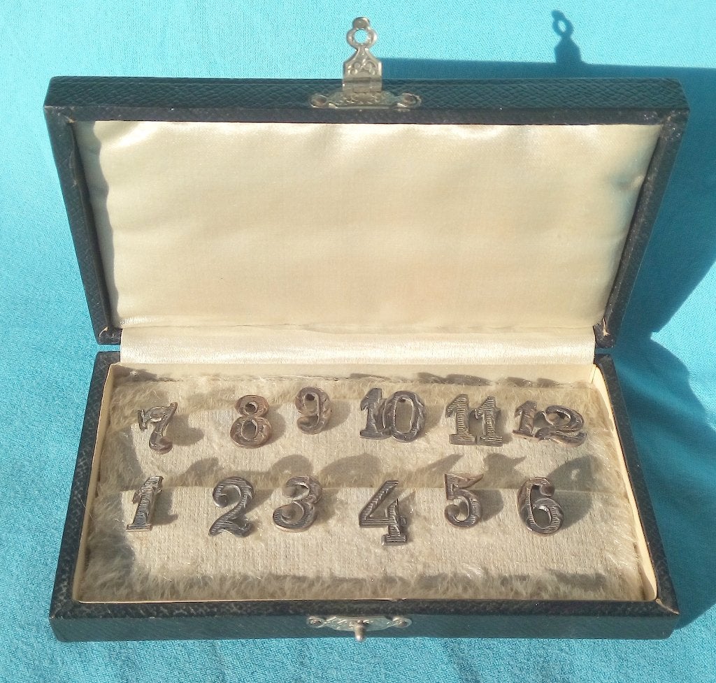 ZILVER ART DECO TAFEL NUMMERS 1-12 GLASHANGERS ZWARTE DOOSJE, Antiek en Kunst, Verzenden