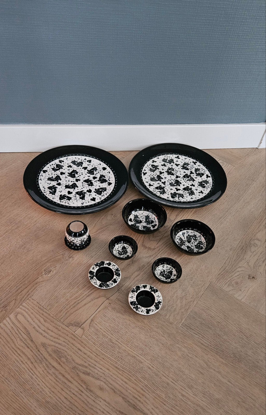 Bowls & Dishes Nimet 9-delig zwart servies met vis- en bloem, Steen, Overige typen, Ophalen of Verzenden, Zo goed als nieuw