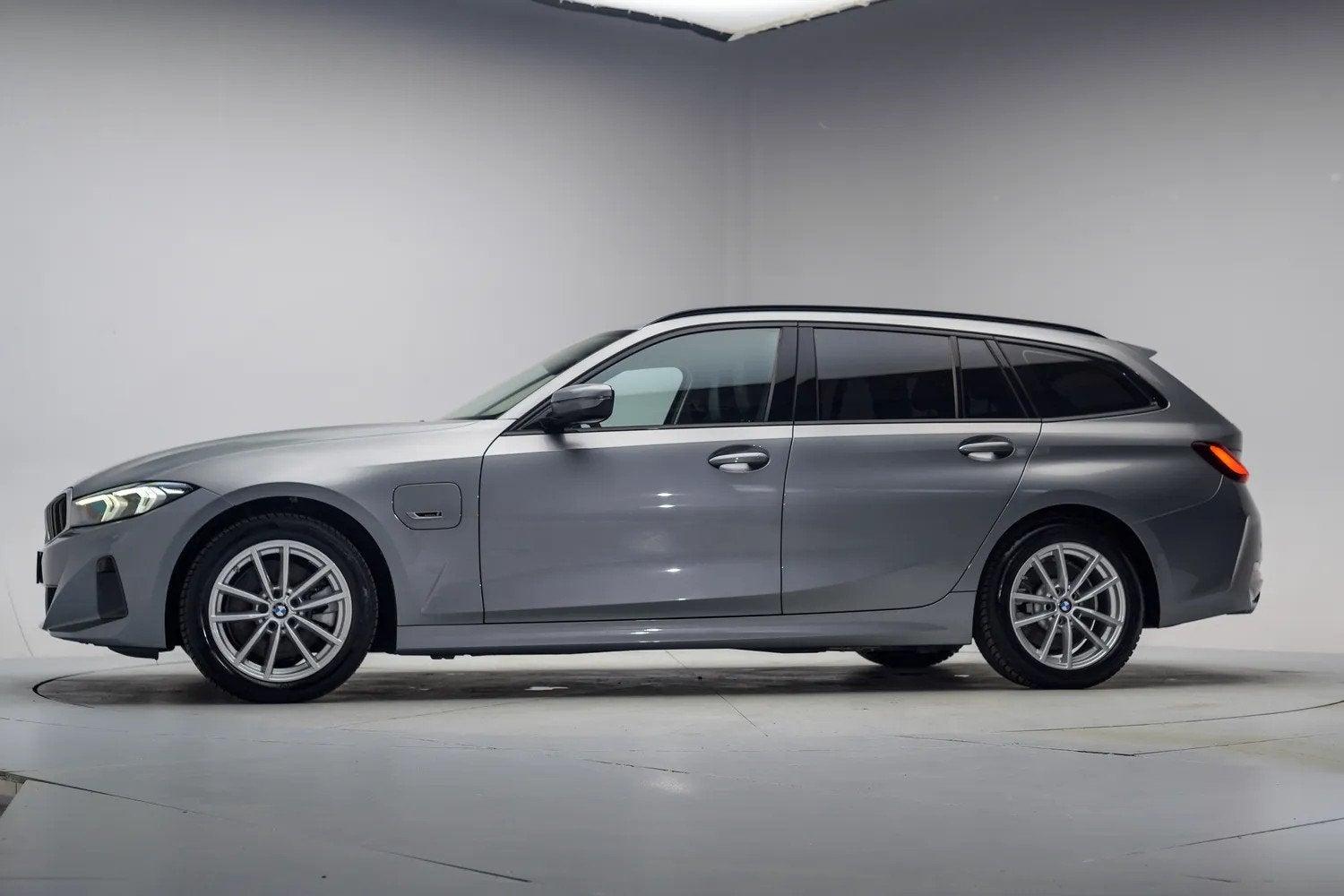 BMW 3 Serie Touring 330e High Executive Sport NW-Model [ HUD, Automaat, 1998 cc, 1800 kg, Gebruikt