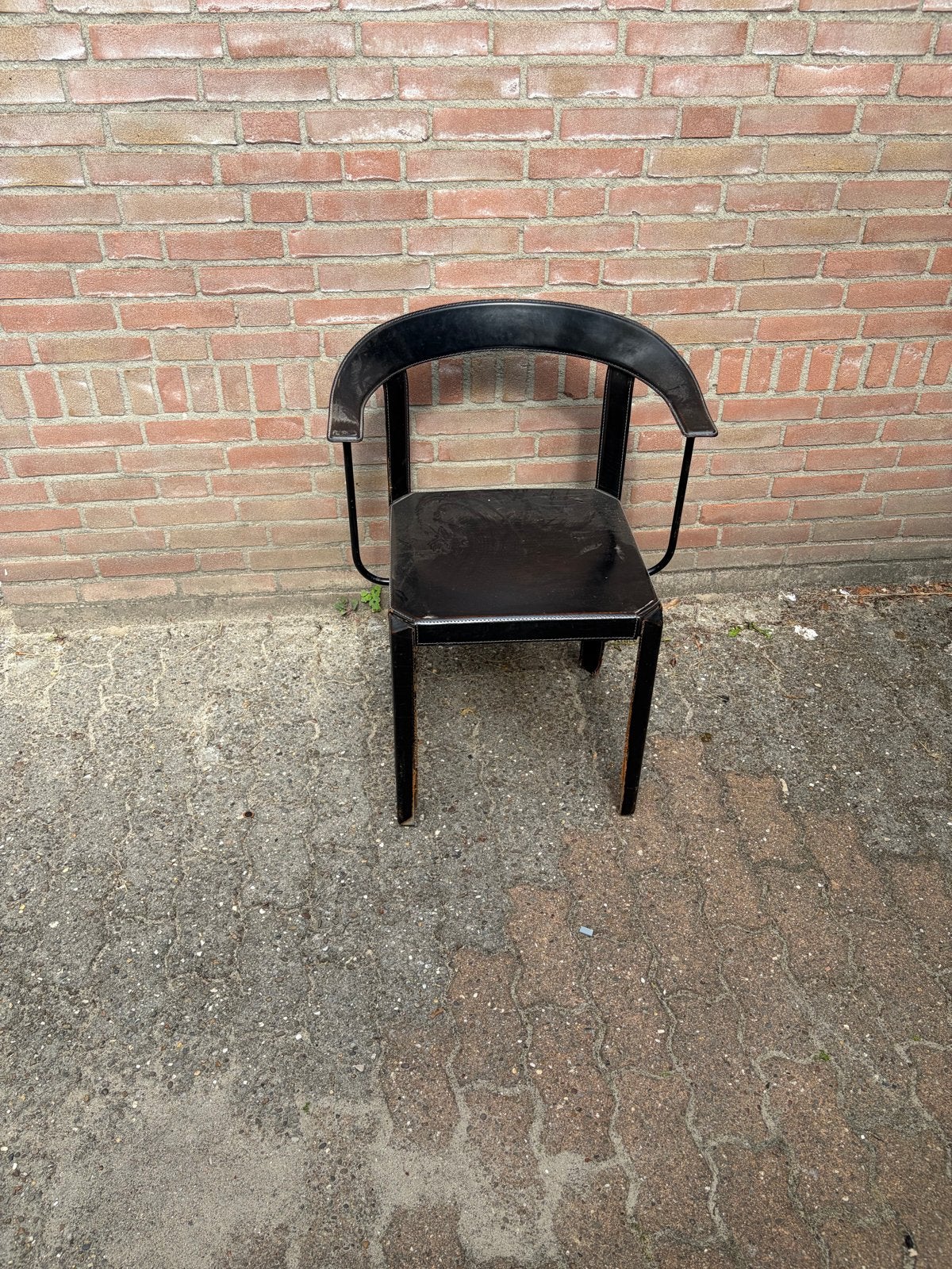 4 Oude Zwarte Stoelen, Ophalen