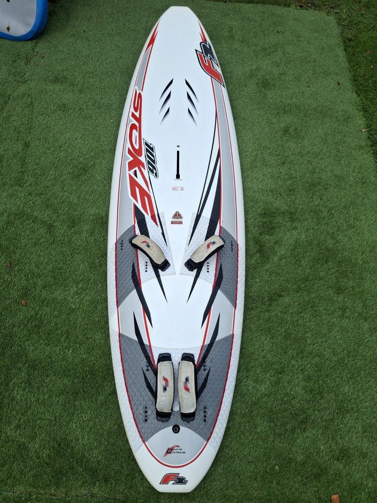 F2 Stoke 106 Windsurfplank - Carbon Sandwich, Ophalen, Met voetbanden, Gebruikt, Minder dan 250 cm