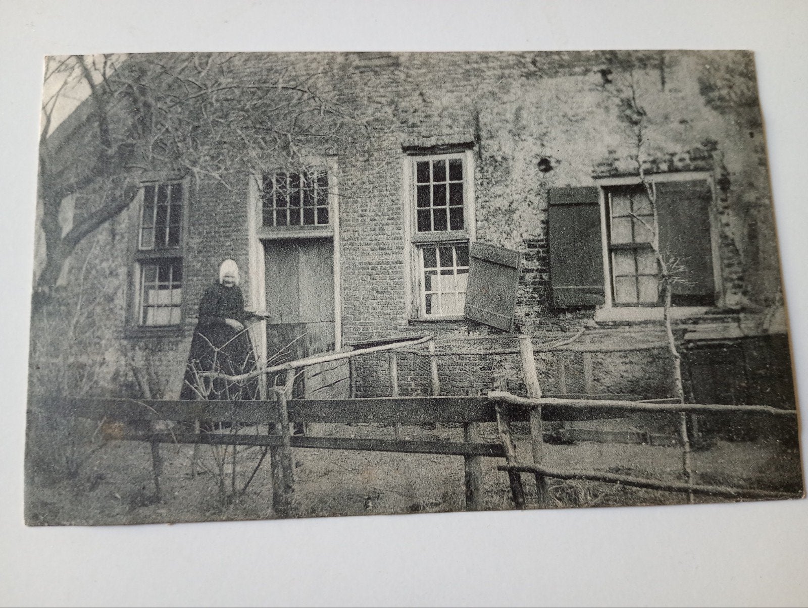 Blaricum Boerderij Vrouw in Klederdracht 1910, Ophalen of Verzenden, Voor 1920, Gelopen, Noord-Holland