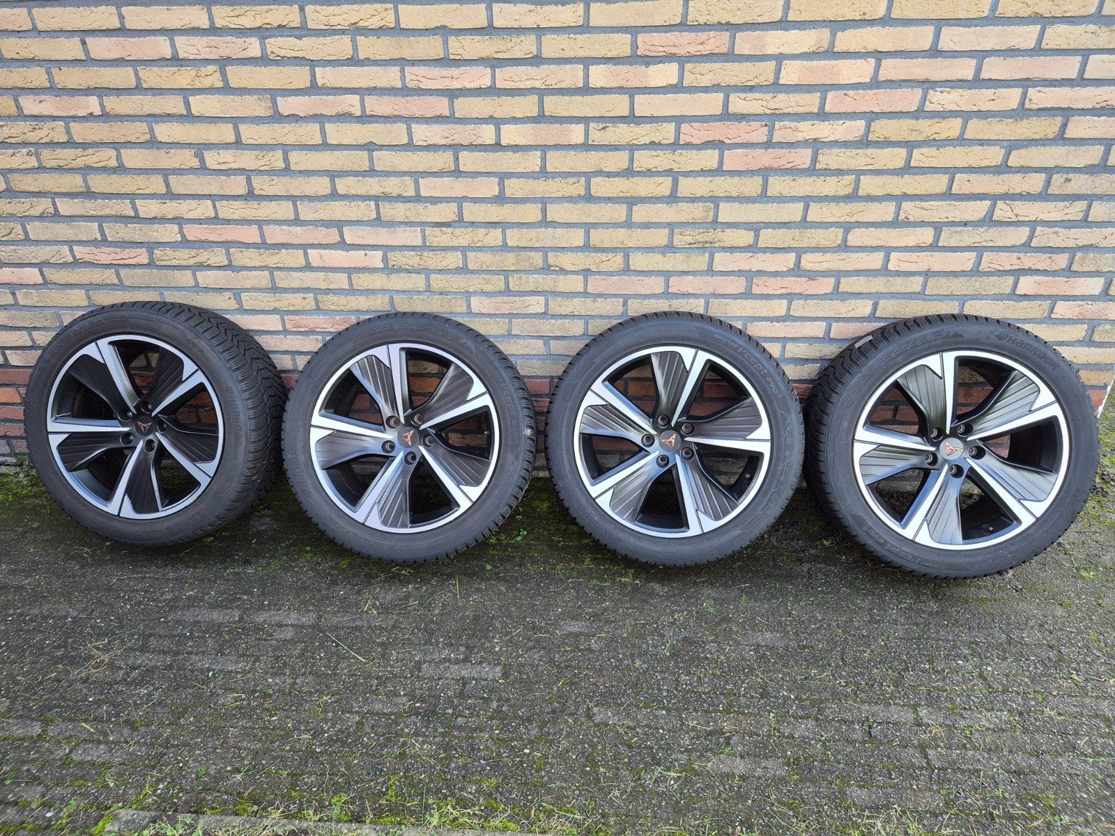 Originele velgen met winterbanden Cupra Formentor 245/45 R18, Ophalen, 18 inch, Banden en Velgen, Winterbanden
