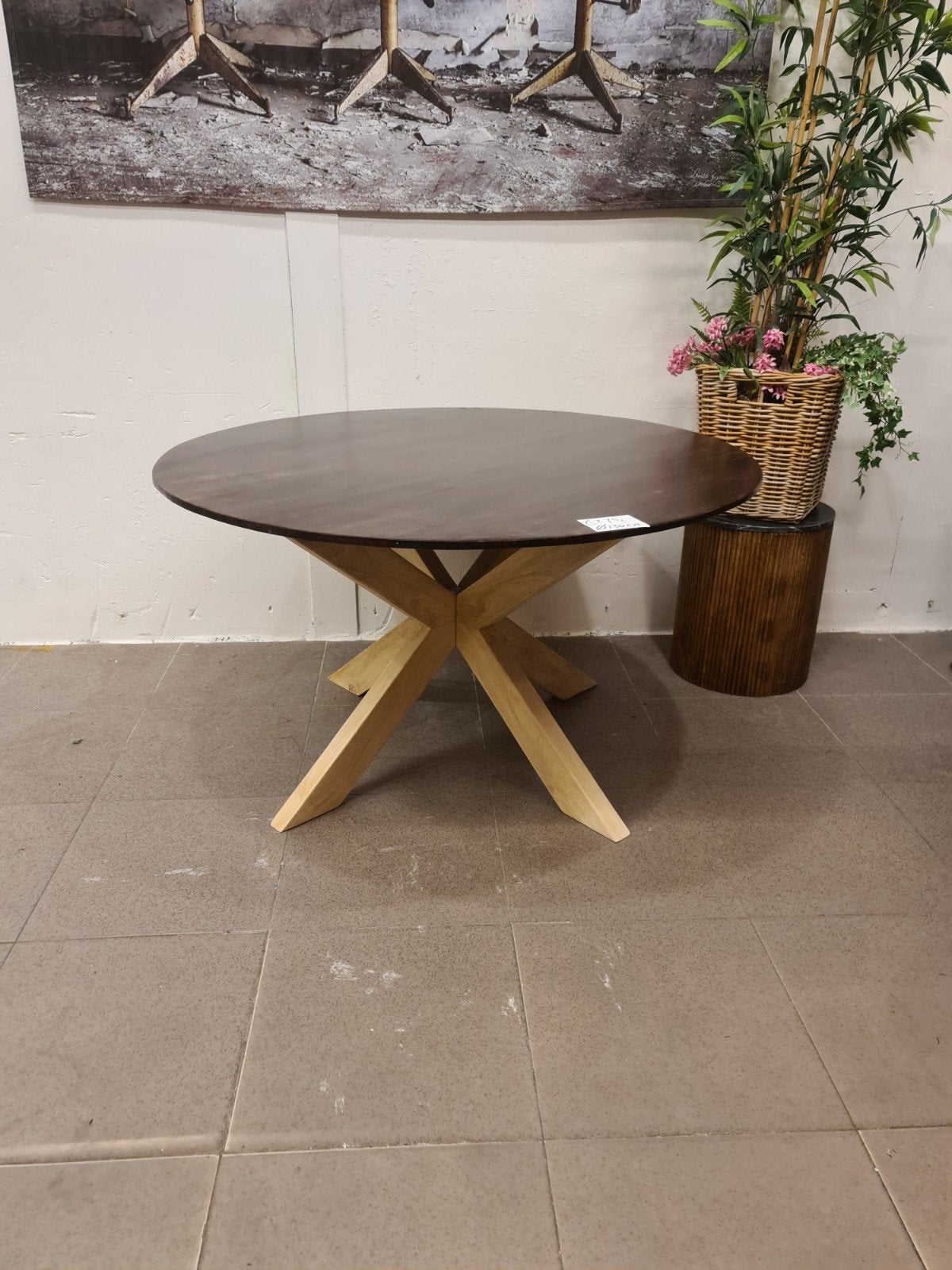 nieuwe eettafel rond 130cm walnoot spinpoot hout €250, Ophalen, Hout, ., Nieuw